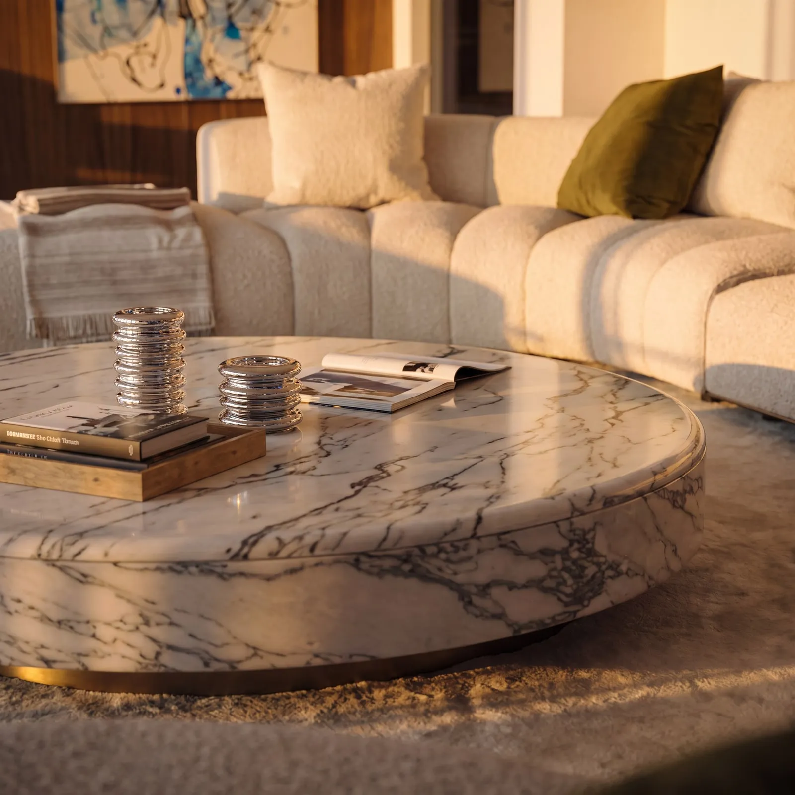 Veined marble and bouclé side by side in the Penthouse living room